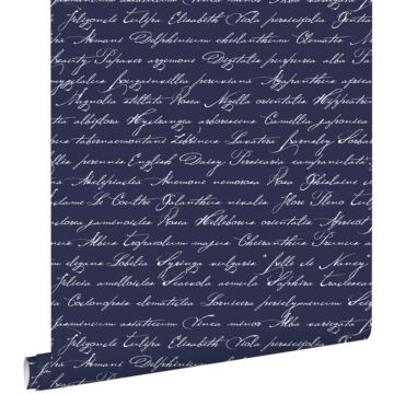 papel pintado nombres de flores manuscritos en latin azul oscuro de ESTAhome