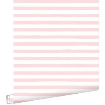 papel pintado rayas pintadas rosa claro y blanco de ESTAhome