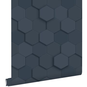 papel pintado estampado hexagonal 3d azul oscuro de ESTAhome