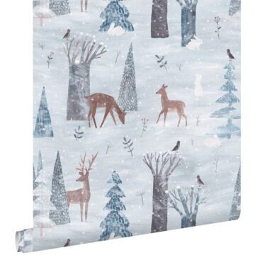 papel pintado ciervos y conejos en la nieve azul de ESTAhome