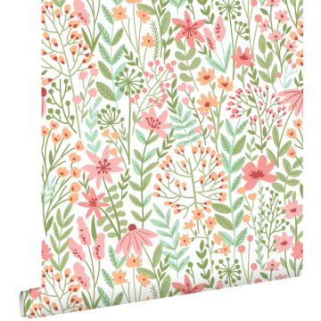 papel pintado flores silvestres verde, rosa y naranja cálido de ESTAhome