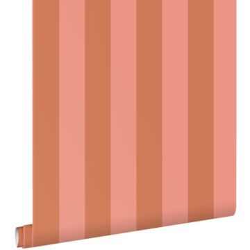 papel pintado rayas rojo barro cocido y rosa melocotón de ESTAhome