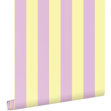 papel pintado rayas amarillo pastel claro y morado lila de ESTAhome