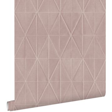 papel pintado con textura eco motivo de origami rosa salmón de ESTAhome