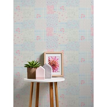 papel pintado diseño floral azul, rosa, blanco y verde de Livingwalls